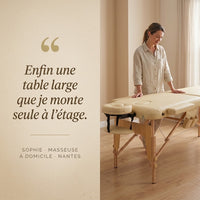 Masseuse à domicile devant sa table de massage pliante en bois Colette beige, avis : une table large à monter seule