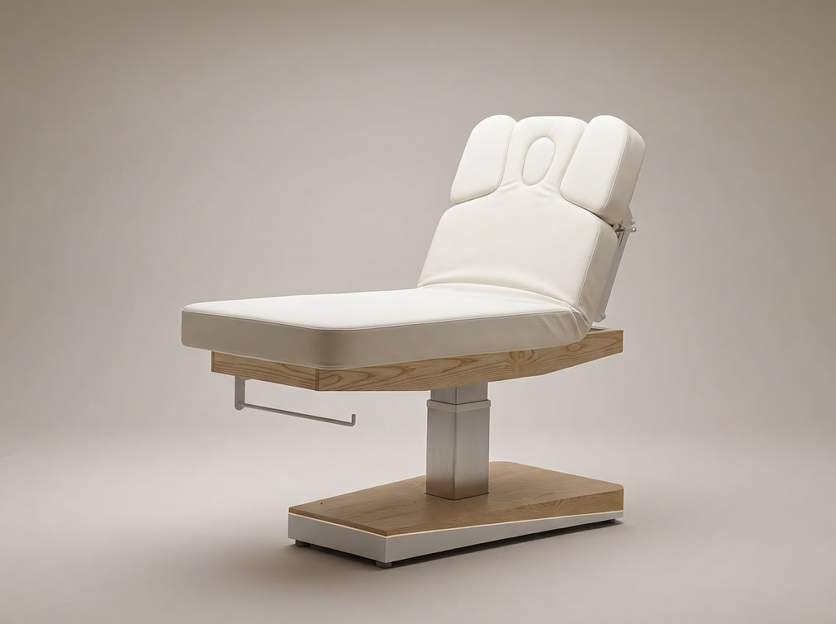 Table de massage électrique Aria · Bois vue de trois quarts, frêne clair, sellerie blanc porcelaine