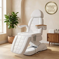 Fauteuil esthétique électrique Romane Deluxe blanc avec accoudoirs en bois dans un institut de beauté, garanti 2 ans