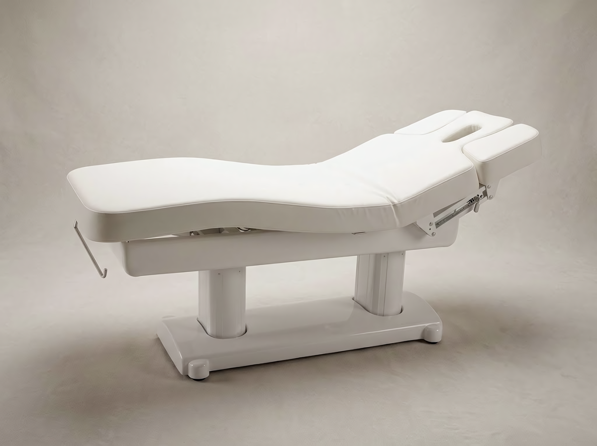 Table de massage électrique Nova · Laque vue de trois quarts, laque blanche, sellerie blanc porcelaine