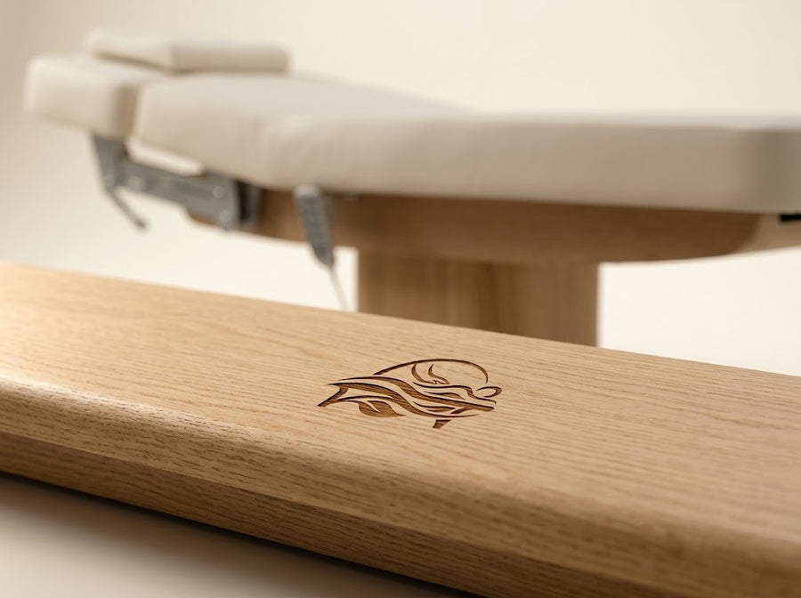 Détail d'un logo gravé dans le bois de la base d'une table Zoemass